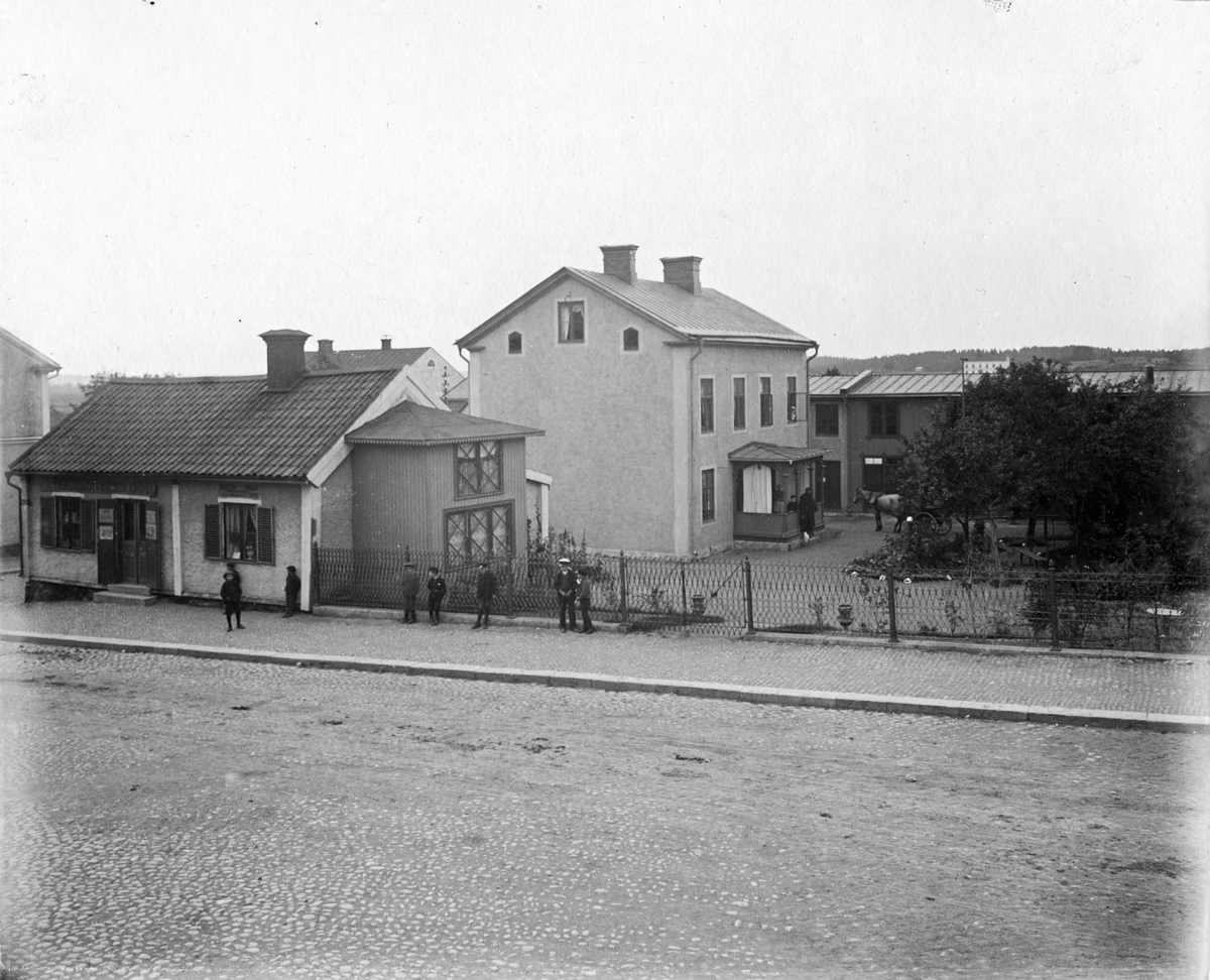 Guldsmed o handlande J. A. Stenqvists (1852-1900) gård 1891-1900, därefter änkan E. C. Stenqvists (1858-1930), Kyrkogatan 12, Enköping, vy från öster.