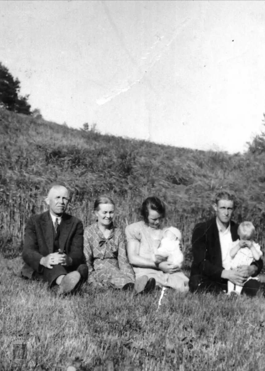 Portrett av Jørgine og Lars med barna sammen med slekt fra Kristiansand.