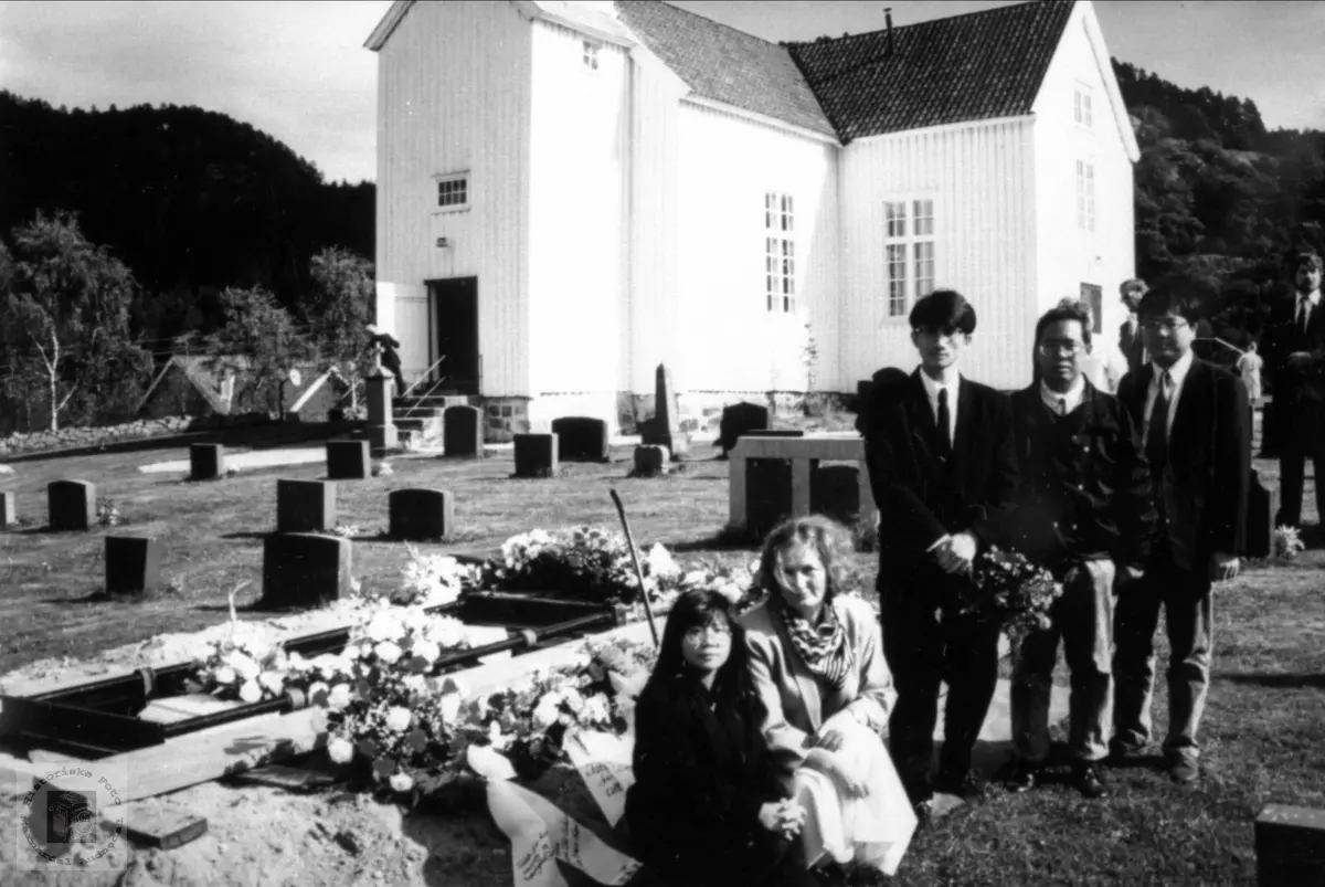 Vener i takksemd ved grava til Lovise Haraldstad