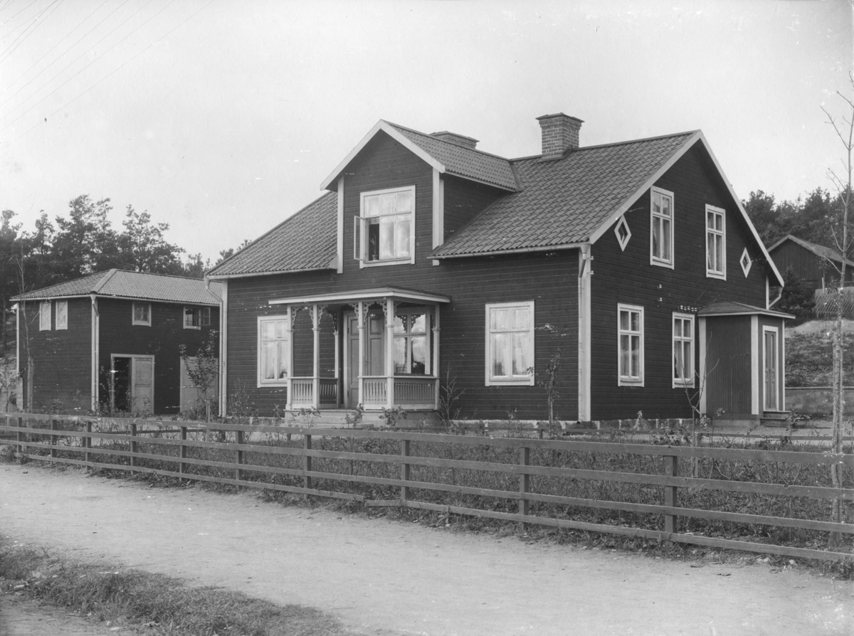 Stockholmsvägen 16 (numera 32 A), Enköping, vy från öster. Ägdes och uppfördes av byggmästare L. P. Sten, troligen 1907. Familjen bosatt där från 1922.