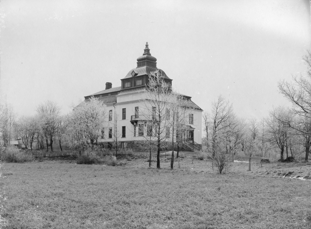 Direktör J. P. Johansson (1853-1943) med familjs bostad, Villa Fannalund, Fanna, Enköping, vy från väster, troligen 27 januari 1909.