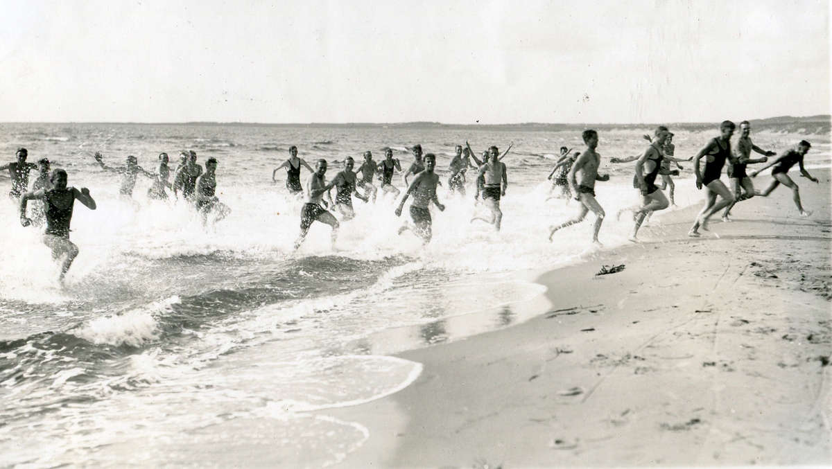 Bild från 6.komp. I 16 sommaren 1932.
"På Tylebäck. Staffetlöpning genom vatten."
"Min pluton."