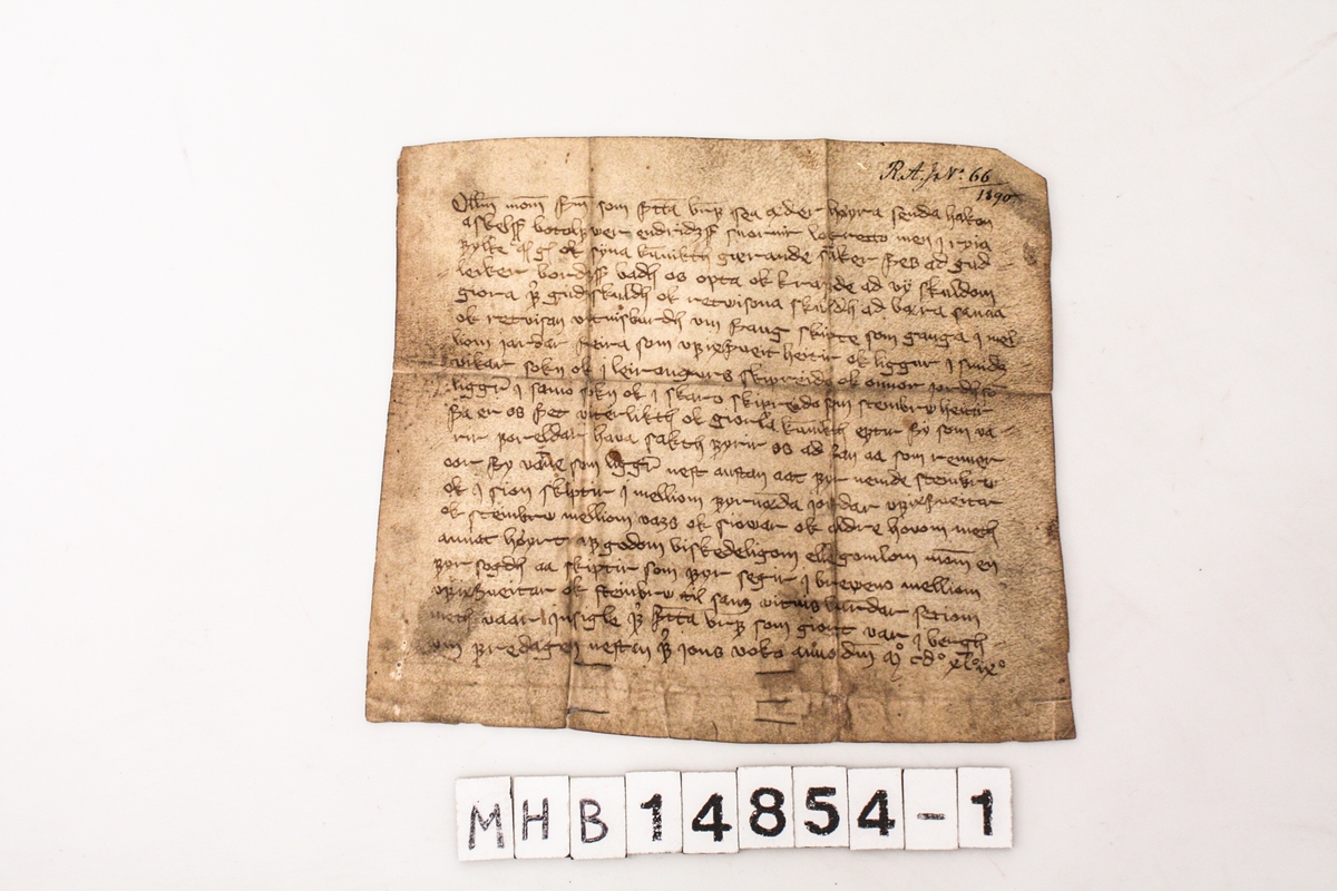 Skinnbrev og et papirdokument som inneholder en oversettelse av teksten på skinndokumentet.