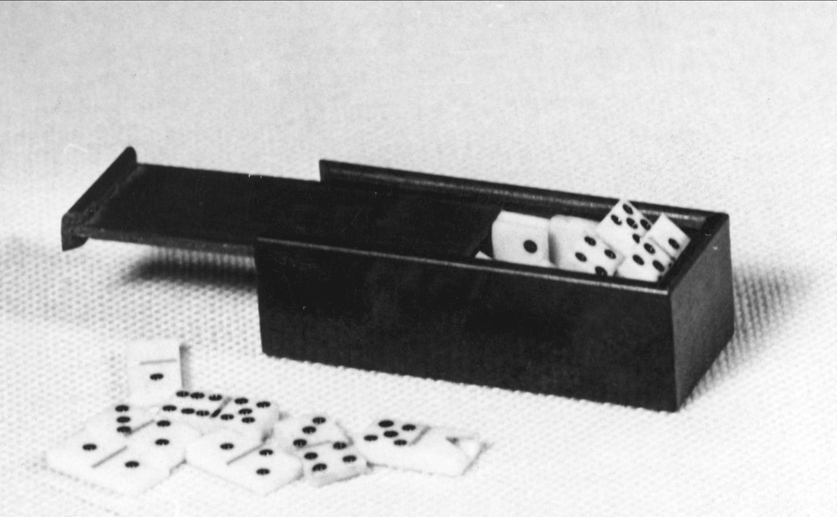 Dominospel. Komplett med 28 st spelbrickor av ben.Förvaras i fanérad ask med skjutlock.