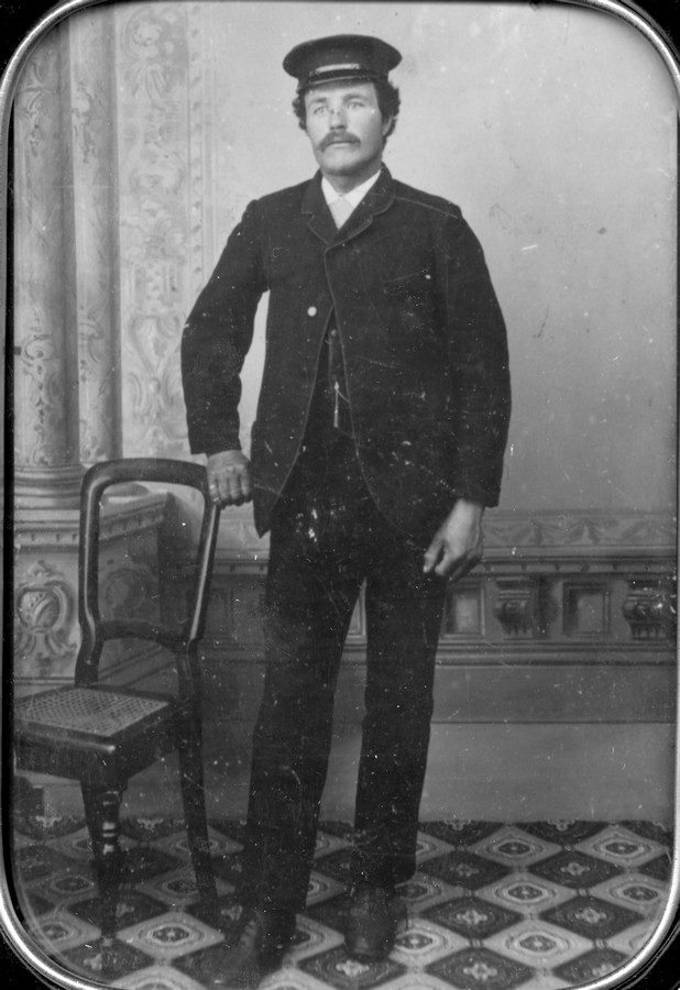 Tomas Knutsen. Født 6.4.1861 i Nauste i Romsdal. Bildet tatt hos fotograf Hals på Stokmarknes. Thomas kom til Sandnes i Hadsel i 1894. Han var først dreng hos Dr.Thode på Stokmarknes før han giftet seg med Marie Sofie Nilsdatter som døde i tuberkolose i 1906.