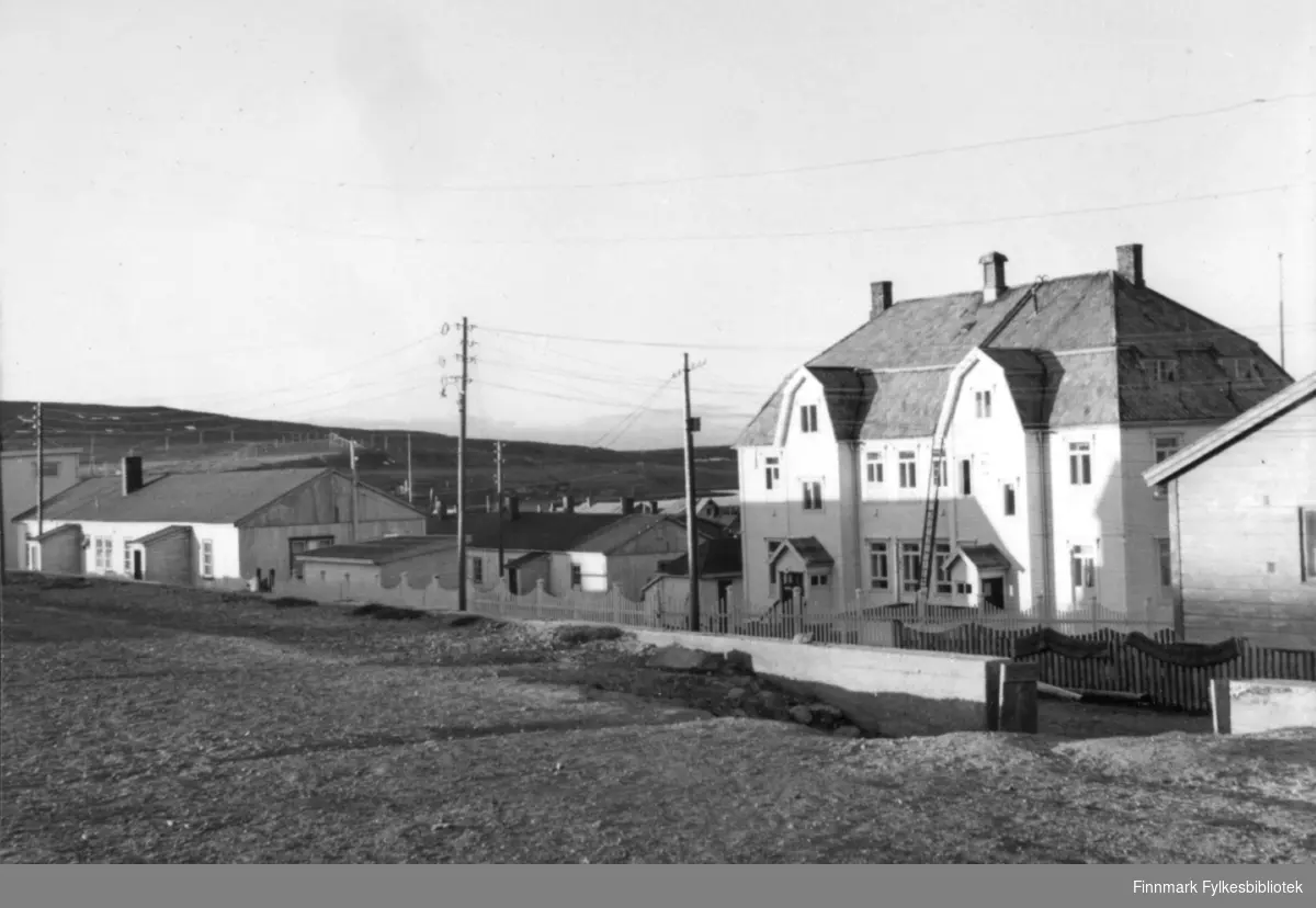 Kysthospitalet i Vadsø i midnattsol 1957.