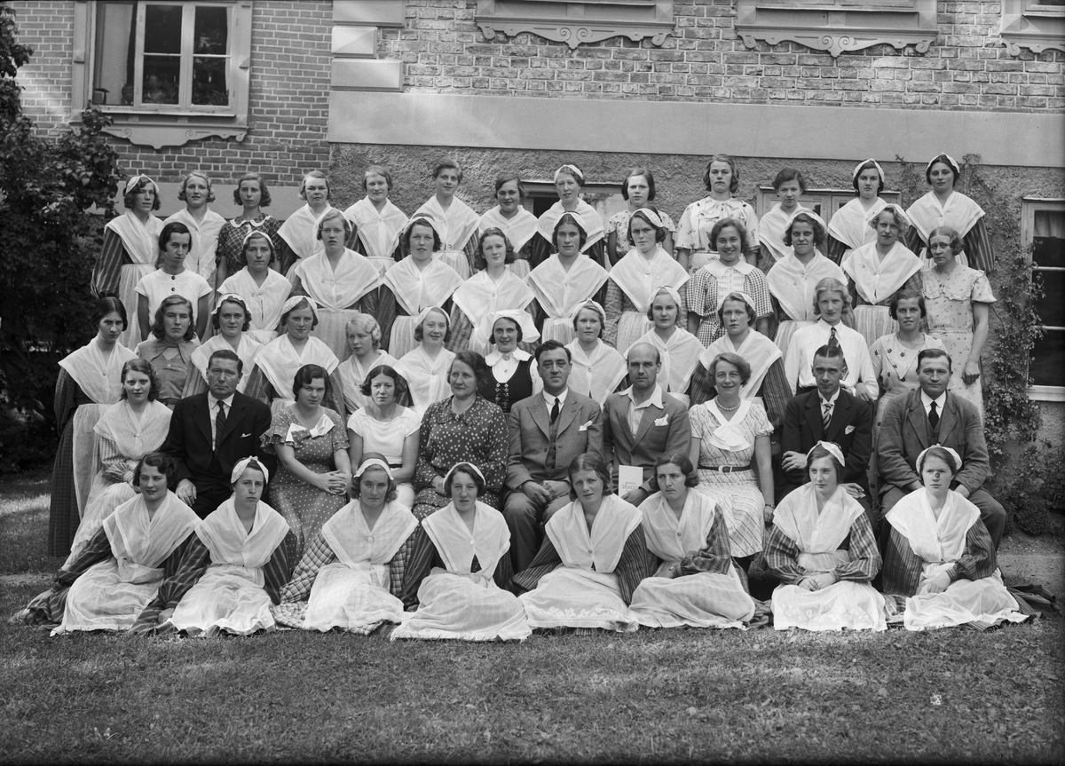 Grupporträtt - elever och lärare vid Wiks folkhögskola, Balingsta socken, Uppland 1935