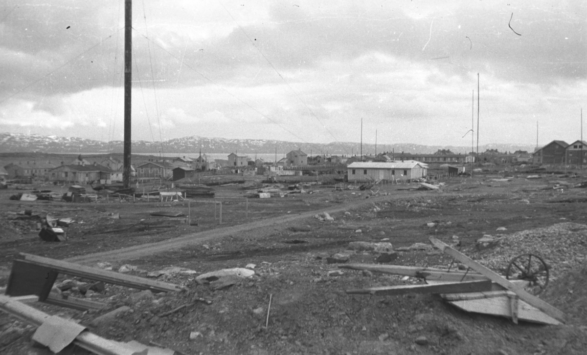 Et delvis rasert Vadsø etter andre verdenskrig. Noen brakker og boliger ses i bakgrunnen.