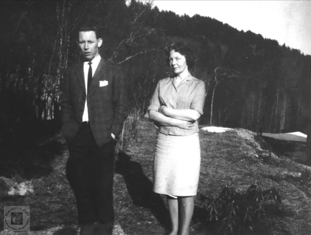 Mor og sønn. Jon og Agnes Tisland.