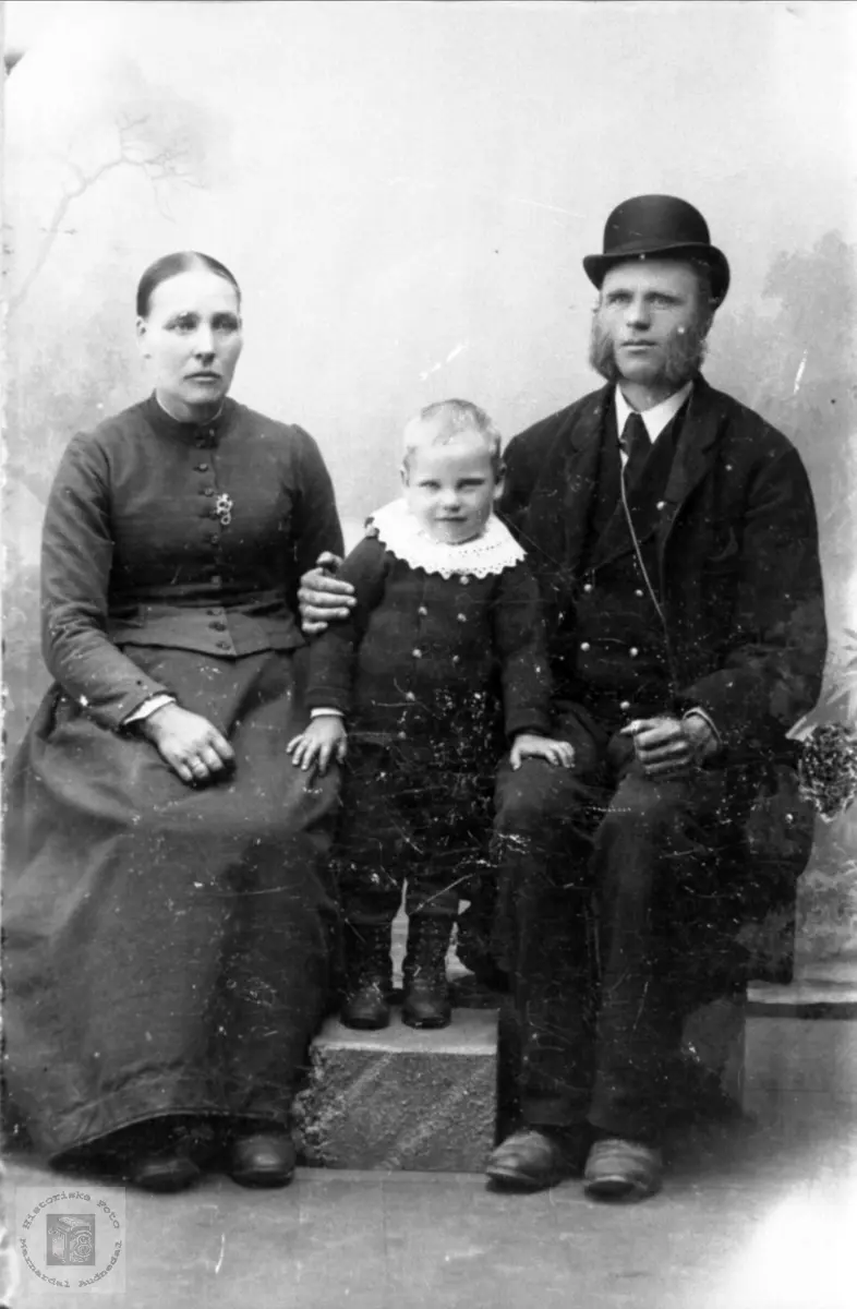 Foreldre og barn. Ingeborg og Aanon Trygsland med sønnen Ola.