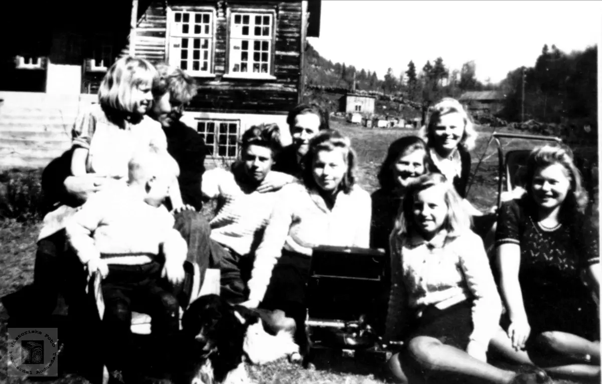 Familiegruppe. Familien Skuland, Sveinall.