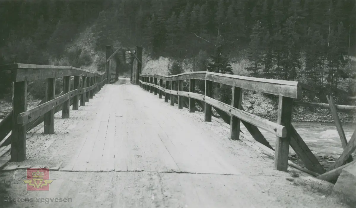 Album fra 1929-1943.   Bildet viser den gamle  Kolobrua  på Sjoa over Gudbransdalslågen som var ei fagverksbru i tre. Den ble bygd  på  1870-tallet og var i bruk fram til den nye hengebrua stod ferdig i 1937.