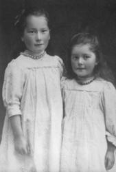 To unge damer hos fotograf. Fra venstre Bertine Christensdat