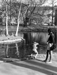 Foto av en kbvinne og et barn på St. Hanshaugen, Oslo.