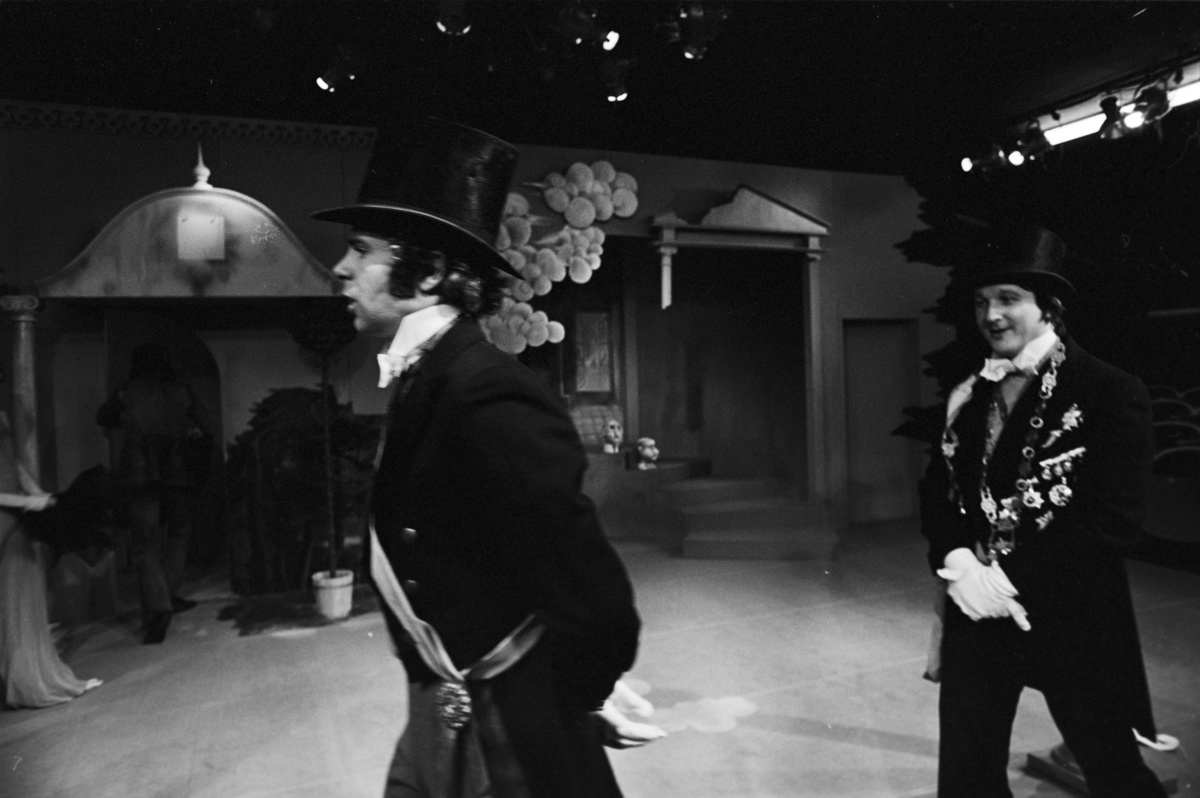 Scene fra Nationaltheaterets oppsetning av Georg Büchners "Leonce og Lena". Forestillingen hadde premiere 21. mars 1972. Edith Roger hadde regi, Lubos Hruza scenografi og Lita Prahl og Lubos Hruza kostymer.