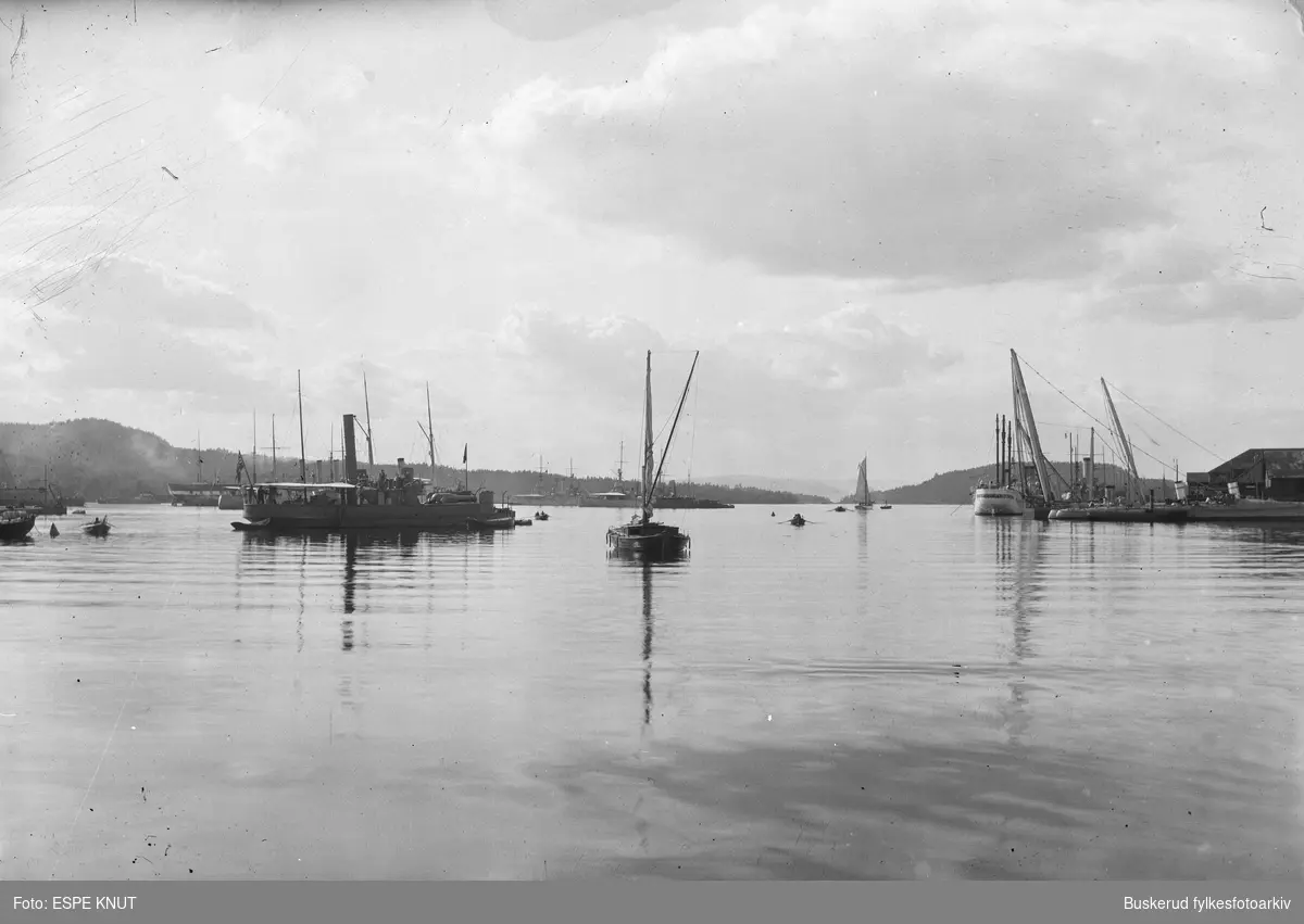 Horten indre havn med Karljohansvern helt til høyre i bildet. At det nærmeste marinefartøyet, en kanonbåt av 2. klasse, ser ut til å føre flagg med unionsmerke og  at panserskipet Norge eller Eidsvold kan sees i bakgrunnen, viser at bildet er tatt i perioden 1901 til 1905.