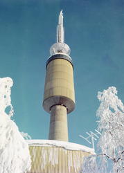 Tryvannstårnet i snødekt vinterlandskap. .