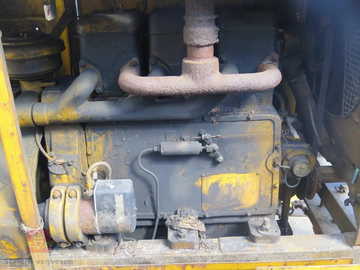 Transportabel kompressor, 2-akslet, har 4 hjul, I hovedsak gul. innbygd inn med vegger og tak. Drag i fronten, trykktank, (datert 8.6.), og dieseltank i bakkant. Maskinen har en 3-sylindret dieselmotor fra R. A. Lister, som yter 30 Hk. Denne motoren driver Broom & Wade kompressoren. Merking fra produsenter og bruker. Motor sitter fast.