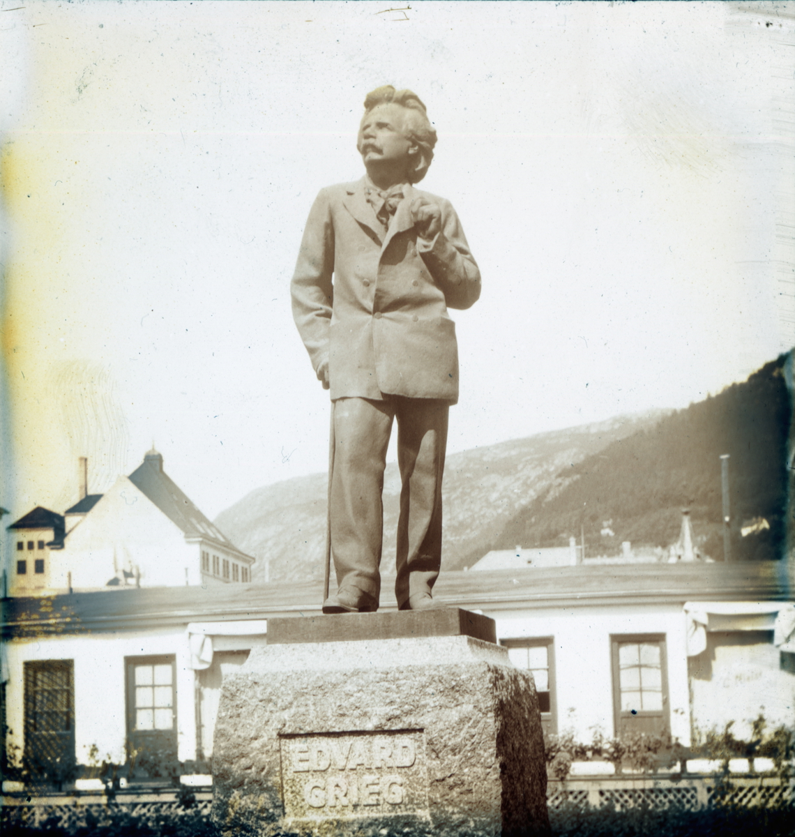Dias. Statue av komponisten Edvard Grieg.
