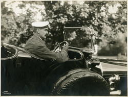 Kong Haakon kjører bil, 1920