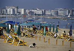 Oversiktsbilde over en strand med fluktstoler. Hoteller i ba
