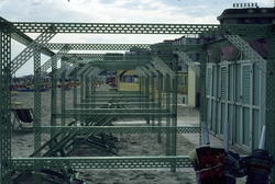 Foto av et reisverk eller lignenede, på en strand..