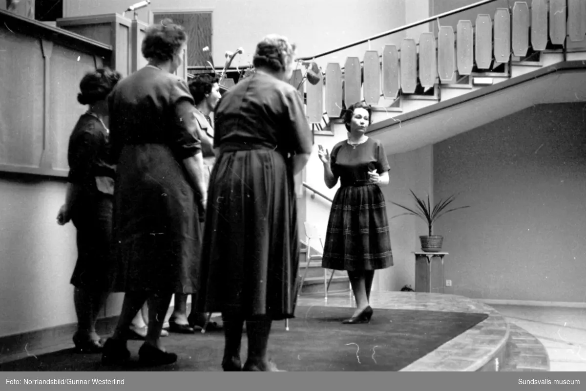 Småskollärarinnor undervisas av barnteaterpedagogen Inga Tobiasson i pingstkyrkans lokaler på Rådhusgatan.
