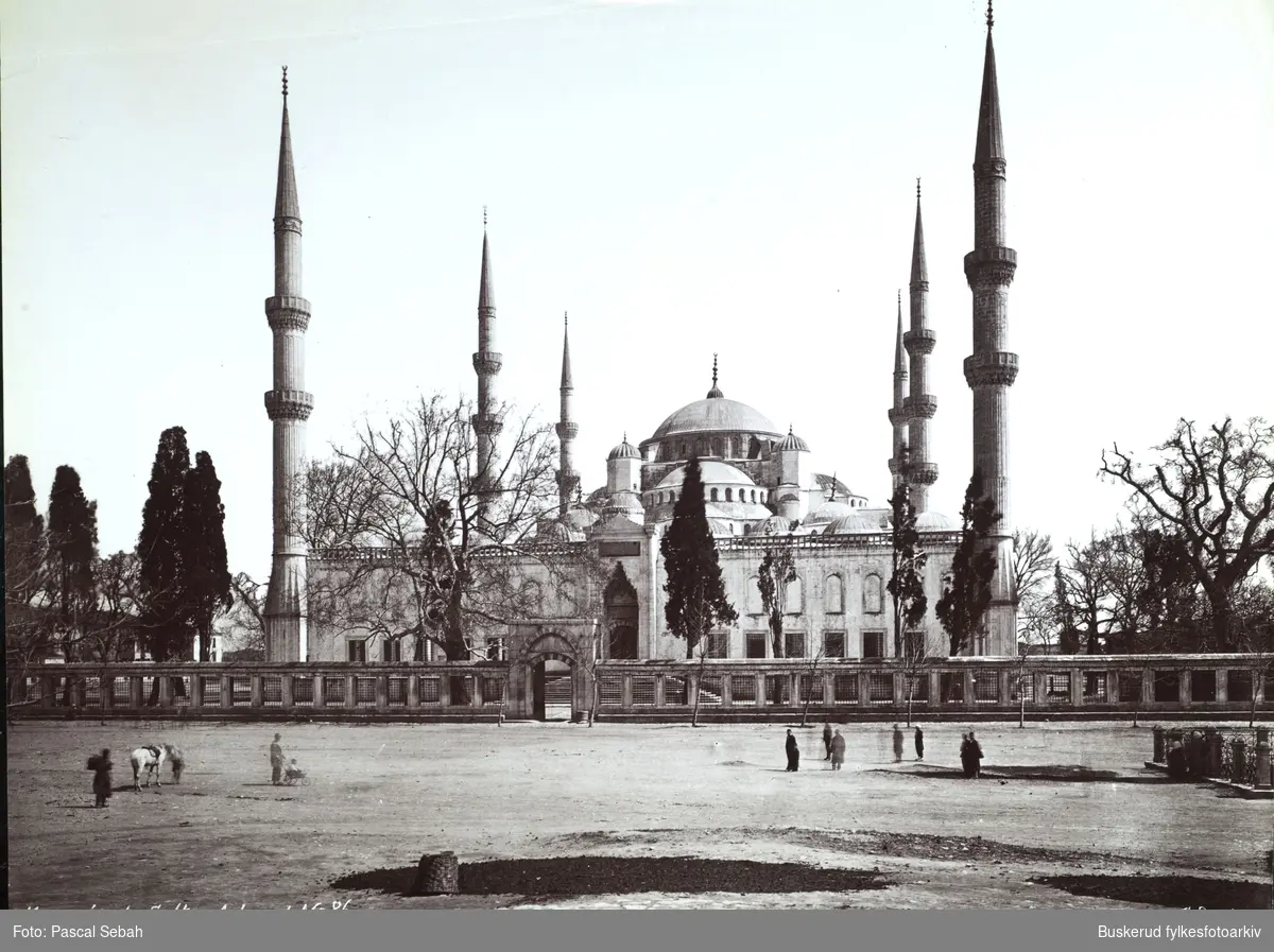 Thaulow reiste en del i Mist-Østen og kjøpte med seg hjemfotografiske originaler av ypperste kvalitet hjem. Dette er fra Istanbul i Tyrkia, fotografert  av en svensk fotograf Bergren på 1870-tallet. 
mosque sultan ahmed, eller den blå moskeen
