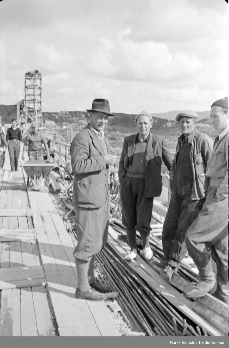 Måranlegget. Dam Strengen. Fra venstre Ingeniør Aannerud, oppsynsmann Haugstad, oppsynsmann Nødlund, Ingeniør Åsgård.