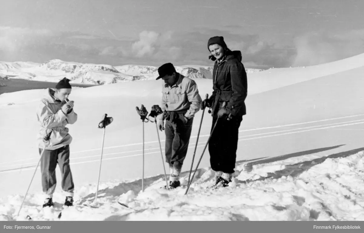 Tre personer på skitur en værmessig flott vinterdag. Sted og personer er ukjent.