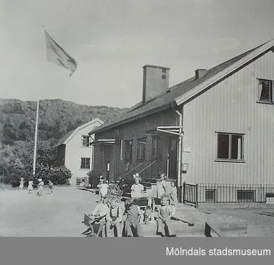 Krokslätts daghem, Dalhemsgatan 7, Mölndal.

Kortet finns med i häftet: Krokslätt från barnkrubba till fritidshem 1945 - 1999 av Margit Wannerberg.