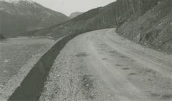 Album fra 1929-1943. Ottadalsveien i Sel. Rekkverksmur av sk