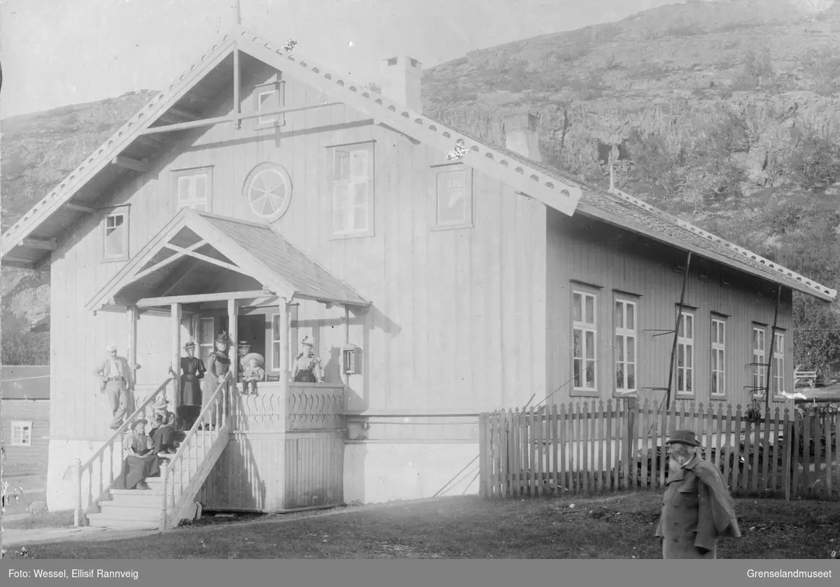 En gruppe mennesker på trappa til skogforvalter/lensmann Arthur Klercks hus på Elvenes.