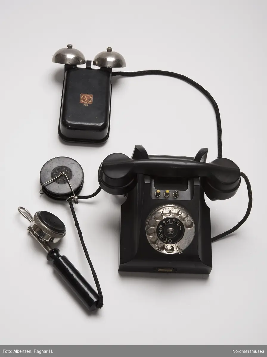 OPPL: Det første moderne telefonapparat: Konstruktøren Johan Christian Bjerknes på Elektrisk Bureau laget et forslag hvor gaffelen og fingerskiva var en integrert del av kassen. Kunstneren Jean Heiberg bearbeidet modellen og L. M. Ericsson, som hadde aksjemajoriteten i E.B. fikk laget presseformer for produksjonen. Modellen ble patentert i 1931. Lisensrettigheter ble av L.M.E. solgt verden over og den kom til å danne forbilde for de fleste apparater fram til i dag. (Telektronikk. Nr.1/1980 s. 5 og 6).