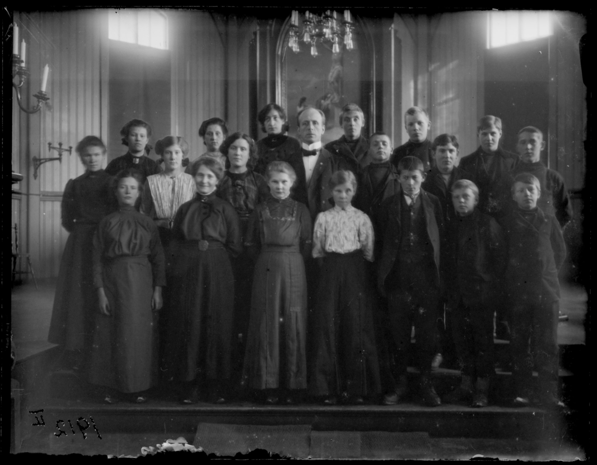 Konfirmanter i Vardø kirke 1912. Fotografert inne i Vardø kirke.