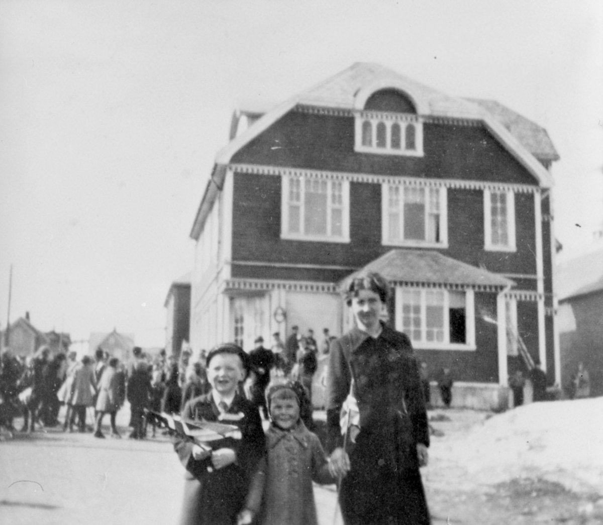Bildet er tatt foran Trygve Daldorff's hus 17. mai 1939-40. Lilly Rolfsen  med barna Finn og Margrethe.