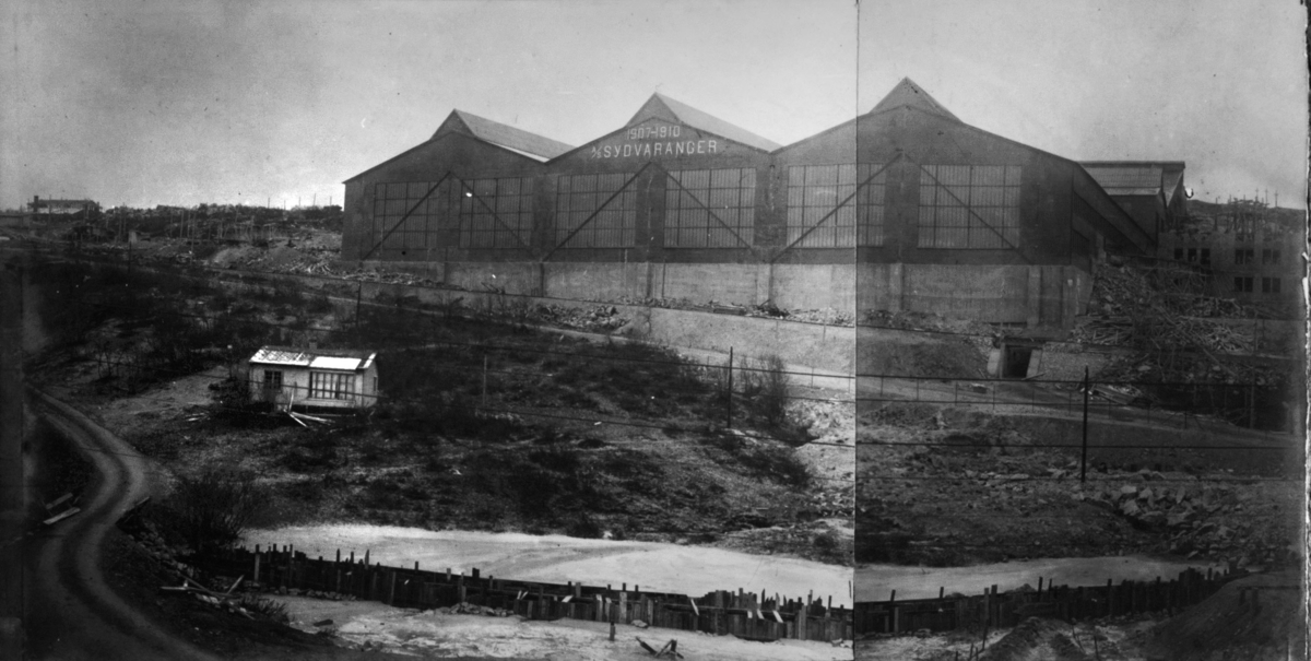 Anrikningsverket til A/S Sydvaranger. Det lille huset i forgrunnen til venstre var atelieret til fotograf Wenneberg. Ca.1910.