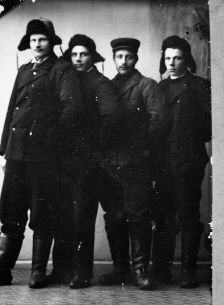Mannskapet på DS "Skolpen", Hindø Dampkibsselskab, Sigerfjord i Sortland, 1902. Lengst til venstre står Karl Andresassen. Se også MNSF0407-035 som viser denne fiskedamperen som gav navn til Skolpenbanken.