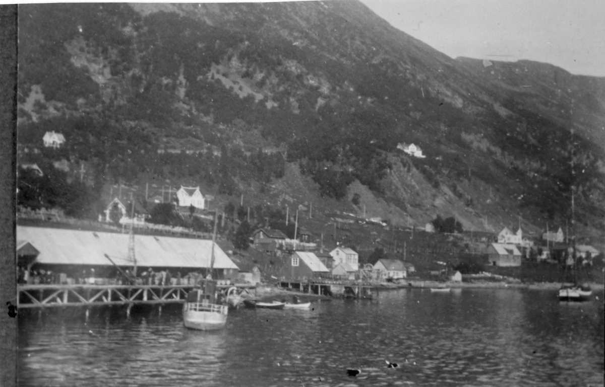 Bildet viser kaien ved Trones i Sigerfjord og Lihallen kan også sees i bakgrunnen.