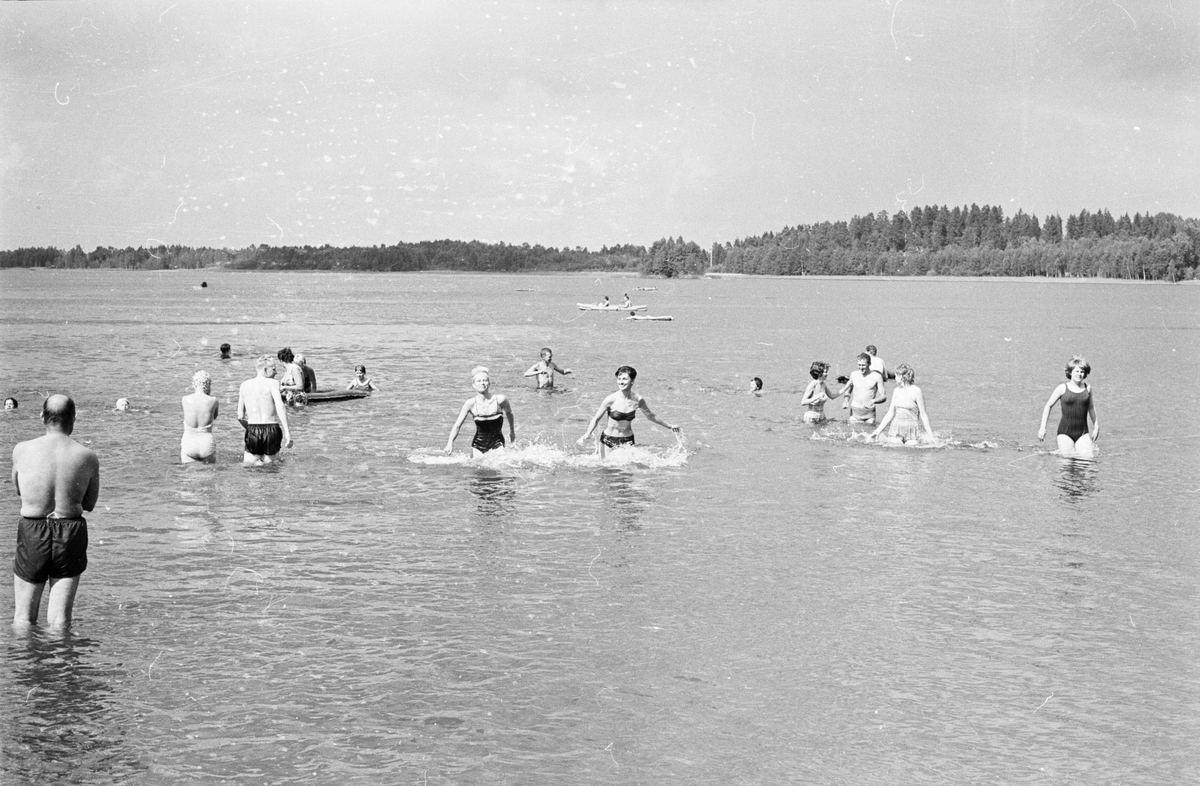 "Badsöndag vid Långsjön i Björklinge", Uppland juli 1962