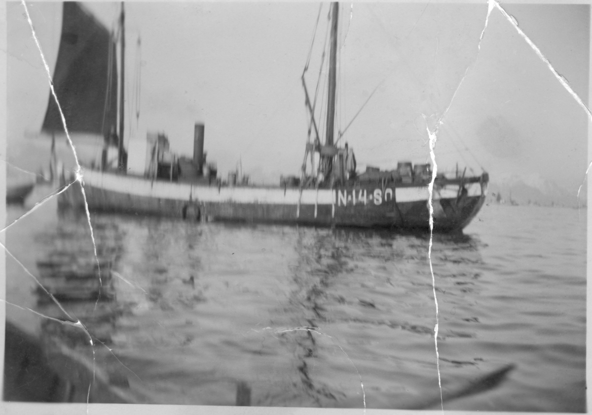 Leia fra Sigerfjord hvor Leif Skoglund var skipper. Båten ble leid i lofotsesongen av Kibsgård (Se: nr. 001)
MS Leia var bygd i 1904, Alfred Ridderseth med flere eide båten. (iflg merkeregisteret 1930)