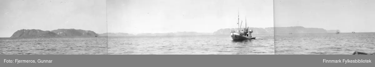 En fiskeskøyte ligger på et ganske stille hav øst for Nordkapp våren 1948. Flere båter ses som prikker i horisonten.
