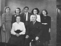 "Familiebilde av Nils Andersen fra Kongsfjord og kona Marie 