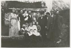 En større gruppe personer sammen med Børre Berli foran et hu