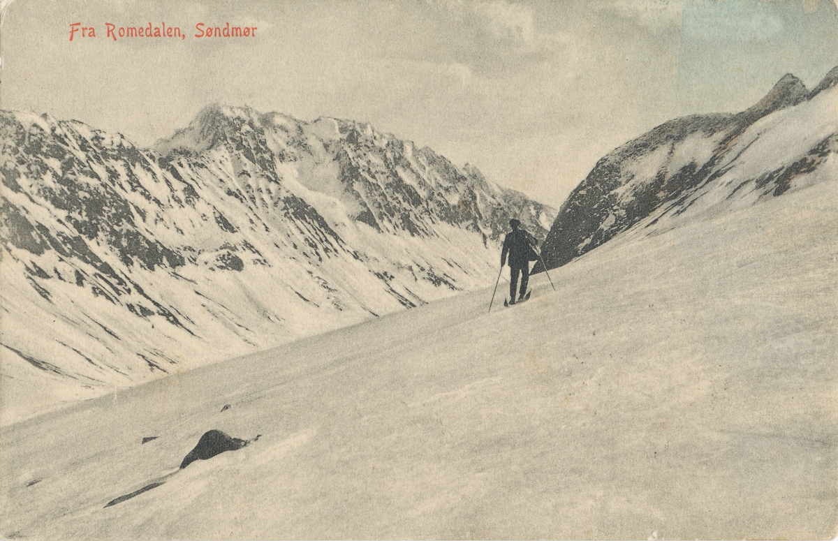 En mann på ski i Romedalen i Ørsta.