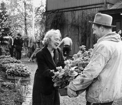 Lalla Carlsen i hagen i villa Gro-Gro.