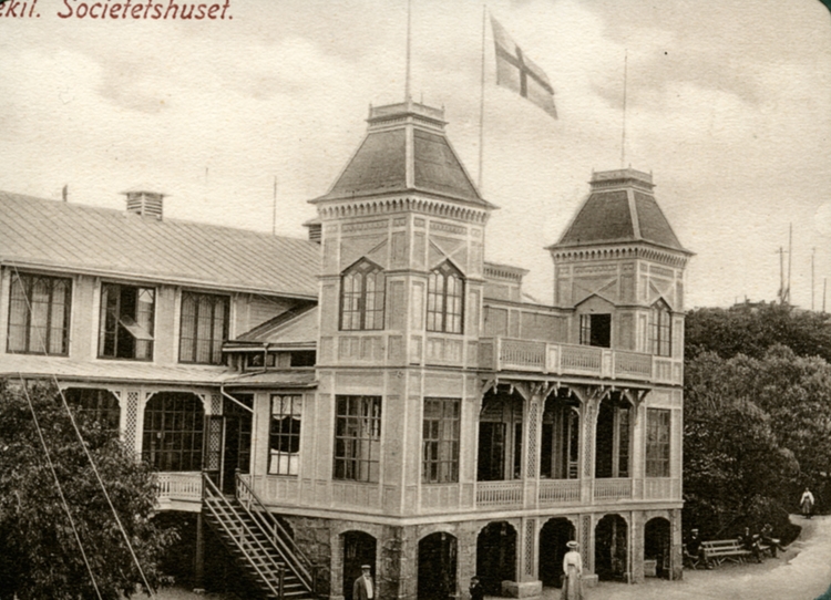 Enligt uppgift på vykortet: "Lysekil Societetshuset".