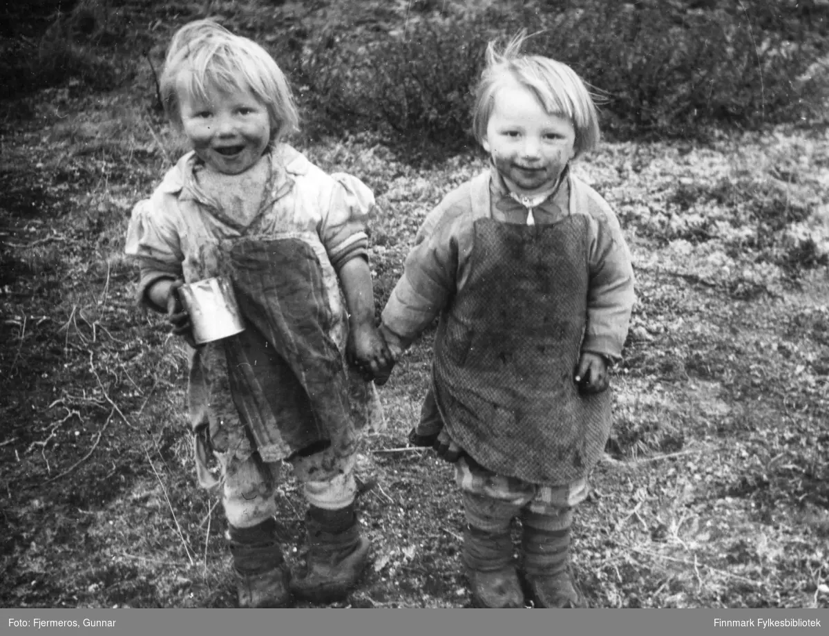To barn på krøkebærtur. Sted og personer er ukjent, men bildet er tatt sommeren/tidlig høst 1948.