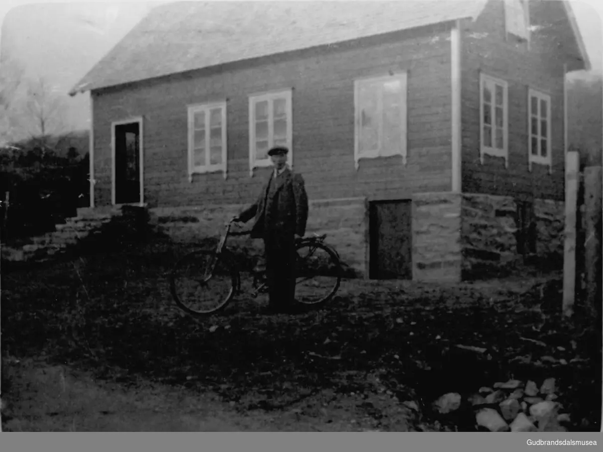 Syver med sykkel ved huset sitt i Vesl-Lykkja, mørkt og uklart bilde.
