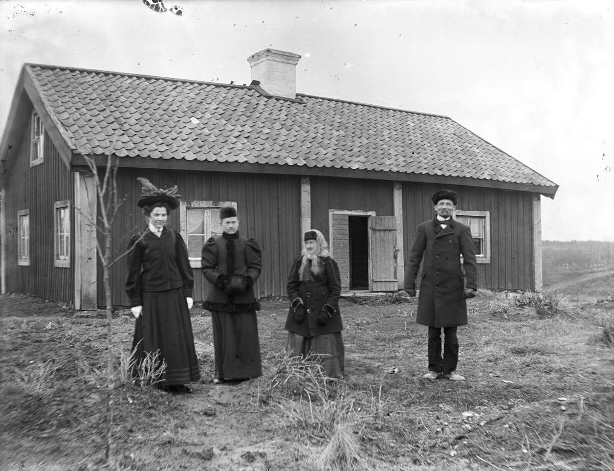 "Grupp i det fria. Lövén i Backa", Bred socken, Uppland, 9 april 1909
